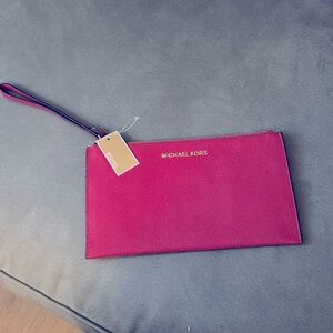 Micheal Kors wristlet pink